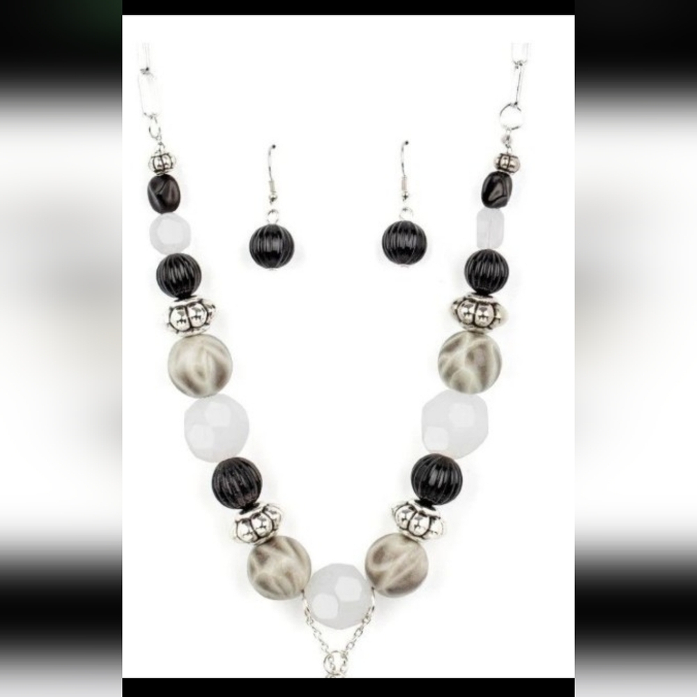 Paparazzi Silver and Black Statement Necklace Break A Leg! Fashion Jewelry - Picture 8 of 8